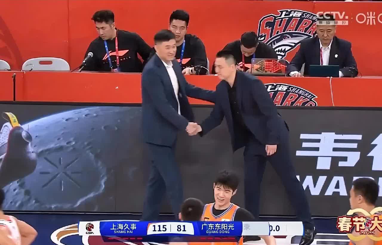 爱游戏网站-凭借一波上海队，全国篮球锦标赛成功封盖，现场球迷泪目的简单介绍