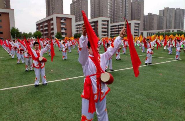 爱游戏电竞-独创绝技，运动员赢得阵阵掌声