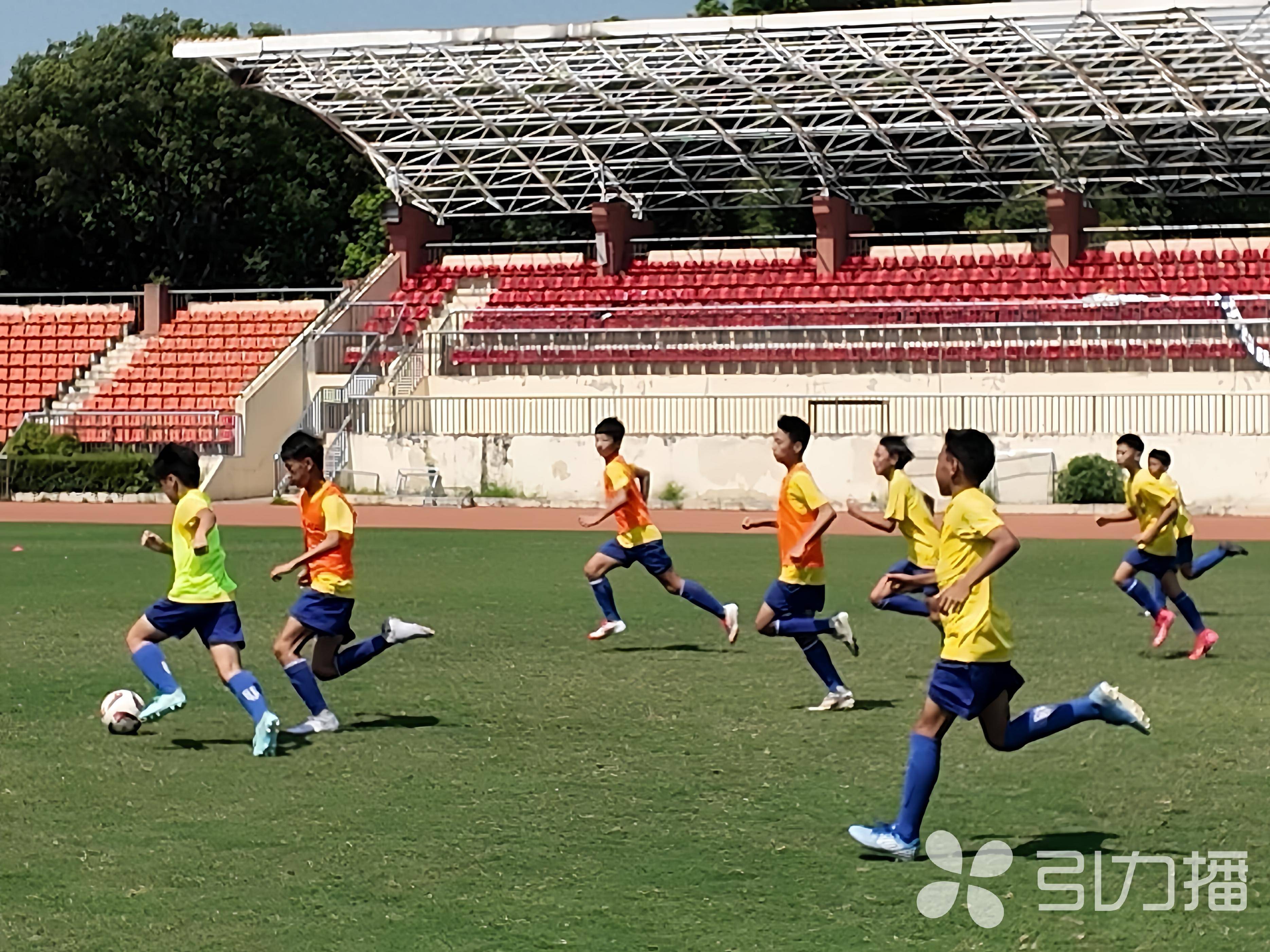 劲敌相争，某队英姿飒爽，足球比赛现场激情四射