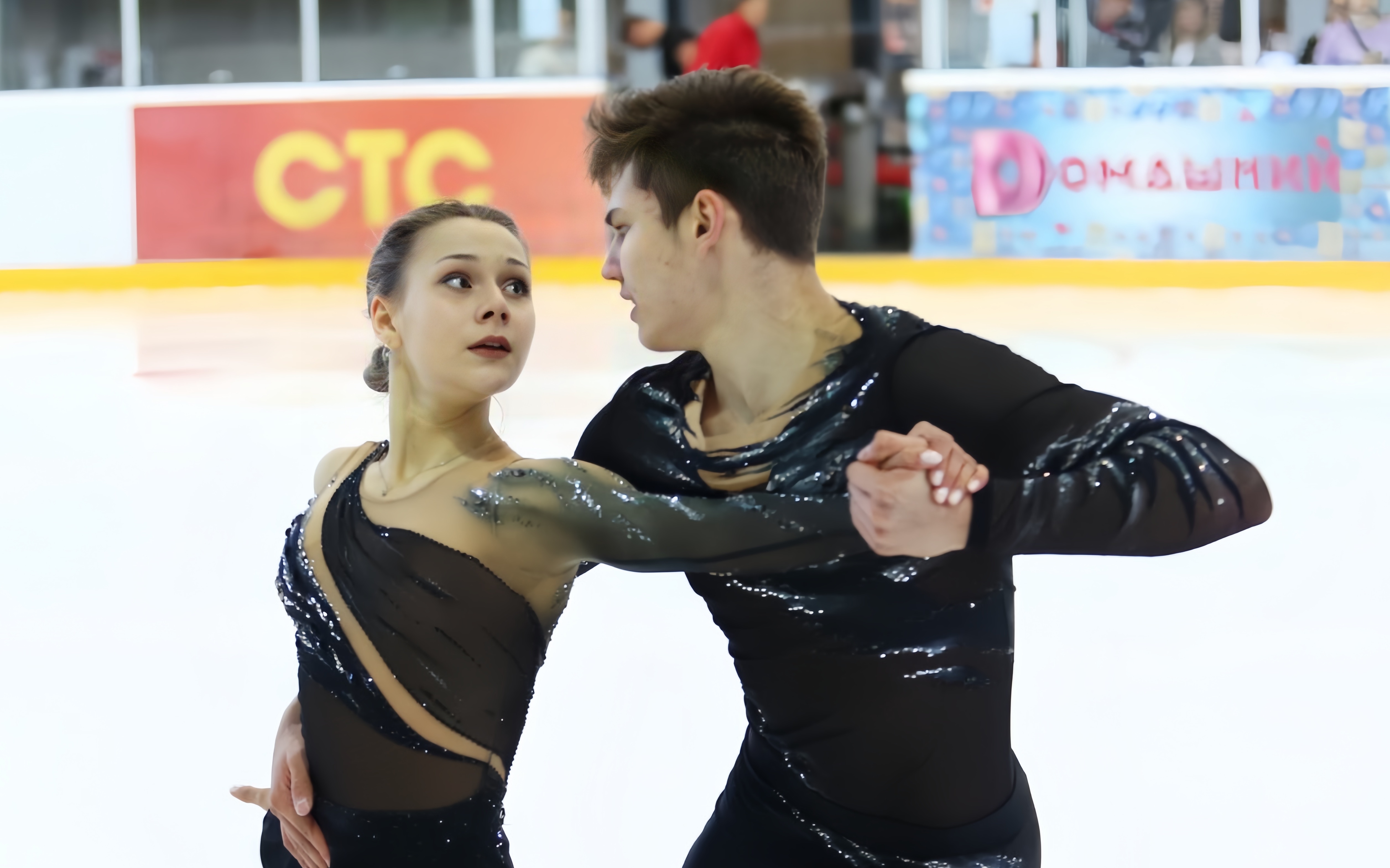 俄罗斯选手在游泳比赛中夺冠