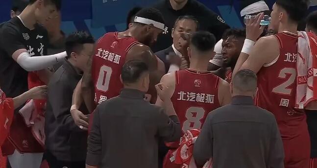 包含球队实力强劲，连胜多场比赛取得亮眼战绩的词条