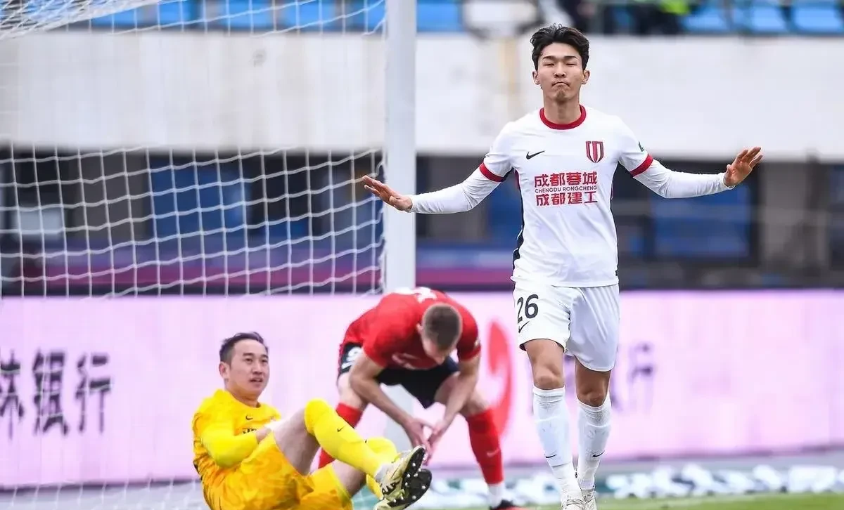 爱游戏视频-中场组织发挥稳定，为前锋输送好球