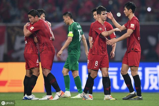 中场组织发挥稳定，为前锋输送好球