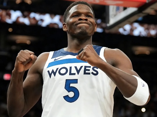 普雷斯顿-逆转狼队，取得关键胜利的简单介绍