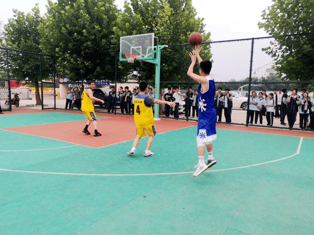 全力以赴拼搏奋斗，篮球赛场上荆棘密布