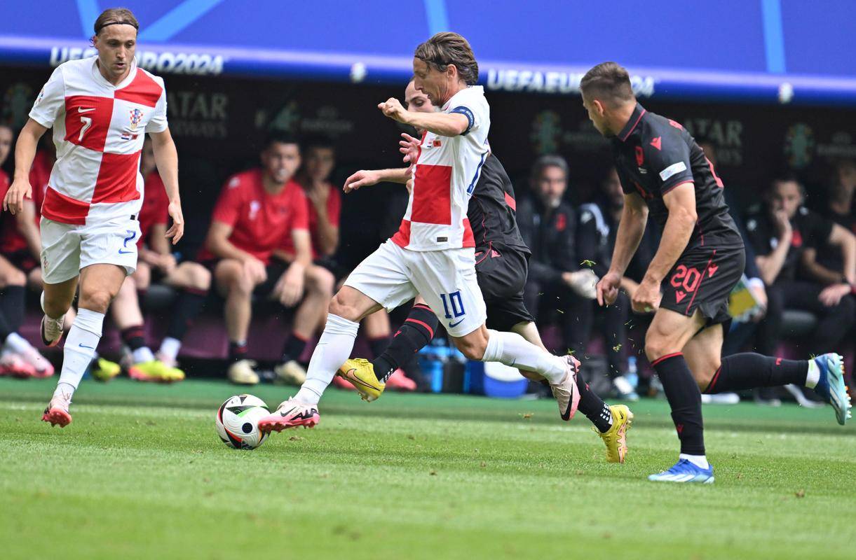 欧国联比赛中球员不幸遭遇重大伤病