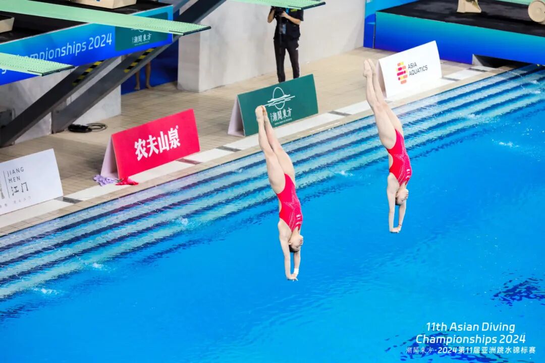 包含亚洲游泳选手创造佳绩，赢得国际赞誉的词条